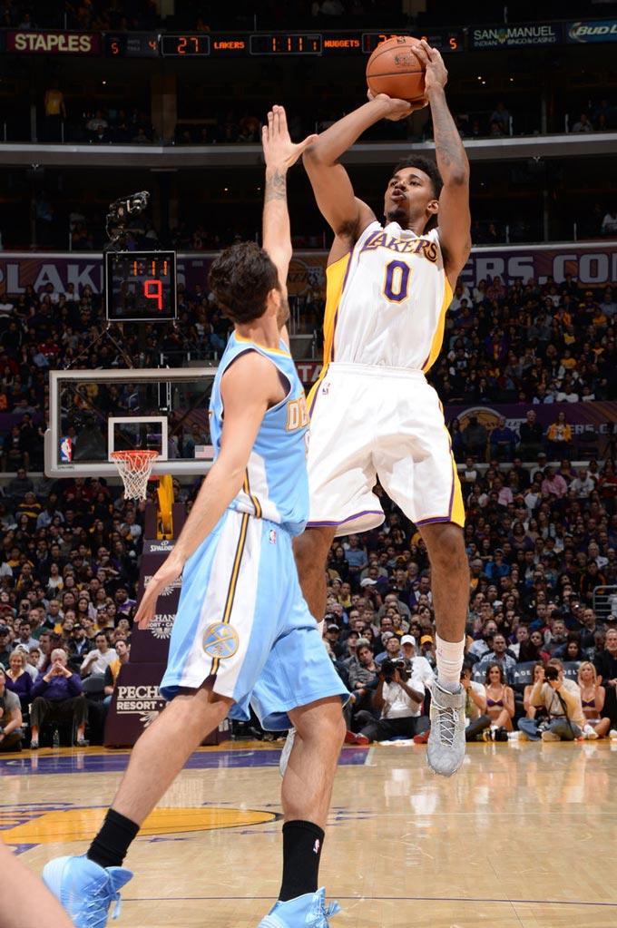 胖了？美媒晒浓眉训练图配文：浓眉的肚子从衣服里露出来了！（胖了吗？美媒晒浓眉训练照：衣摆上翻，腹部露出！）