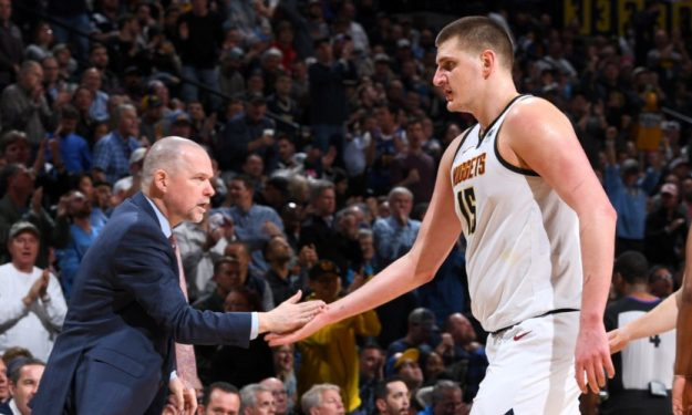 长春亚泰队启程出征青岛时，球迷用歌声为将士们送行（长春亚泰出征青岛，球迷以歌声送行）