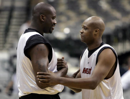 都体：尤文要求斯帕莱蒂遵守正装规定，比赛时不可以穿运动服（都体：尤文要求斯帕莱蒂按正装规范出场，比赛时禁穿运动服）