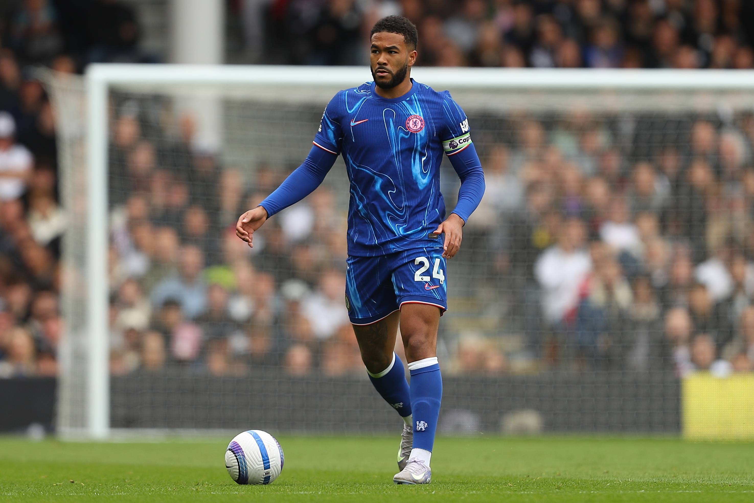 萨拉赫对斯洛特不满冲突升级，利物浦该怎么面对更衣室的矛盾？（萨拉赫与斯洛特矛盾加剧：利物浦如何化解更衣室风波？）