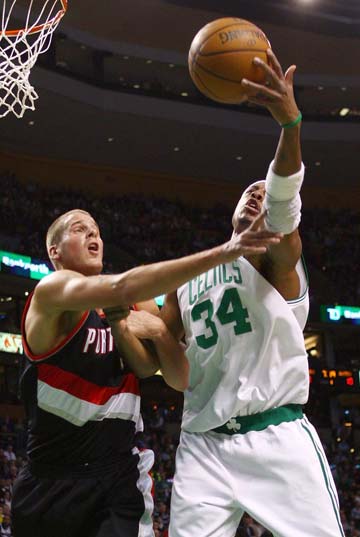 开小会？巴媒：安帅今日训练开始前和维尼修斯交谈了3分钟（巴媒：安切洛蒂训练前与维尼修斯单聊3分钟）