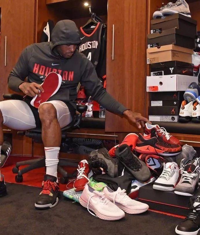 世体：拉菲尼亚王者归来，成为巴萨队内精神与战术双重领袖（世体：拉菲尼亚强势回归，扛起巴萨精神与战术双重大旗）