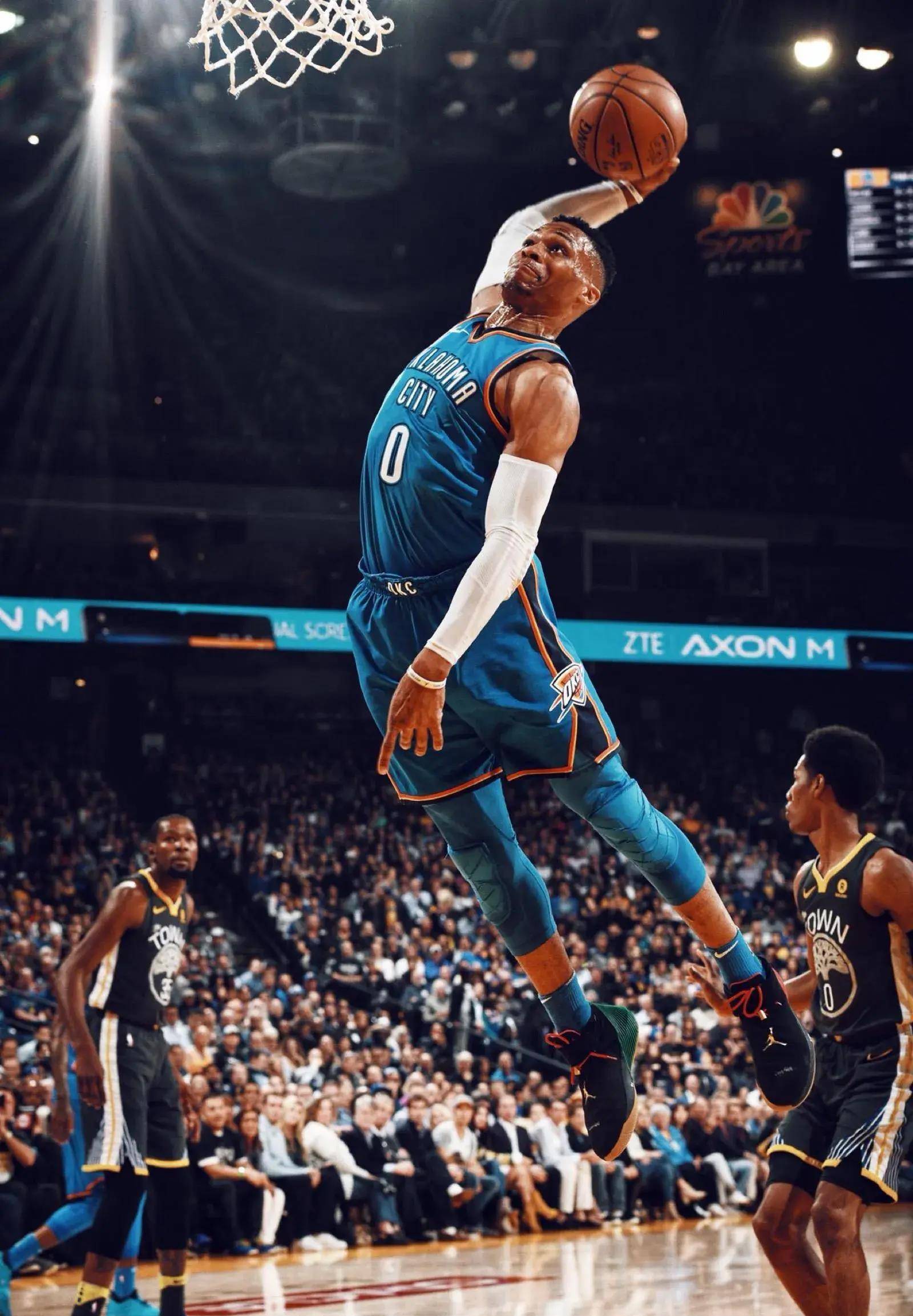 跋涉近18小时，15岁小球迷在球场外山上直播解说解放者杯决赛（15岁球迷徒步近18小时登上球场外山头，直播解说解放者杯决赛）